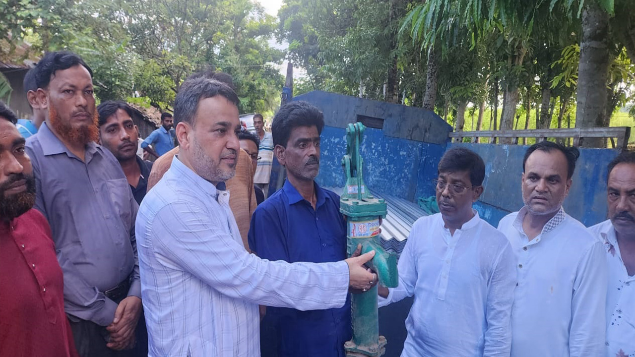 ক্ষতিগ্রস্তদের মাঝে ত্রাণসামগ্রী দিচ্ছেন নজরুল ইসলাম দুলাল। ছবি : কালবেলা
