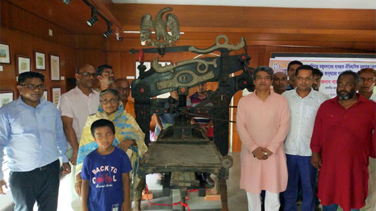 কাঙাল হরিনাথ স্মৃতি জাদুঘরে ছাপাখানাটি উন্মুক্ত করেন সাংসদ সেলিম আলতাফ জর্জ। ছবি : সংগৃহীত