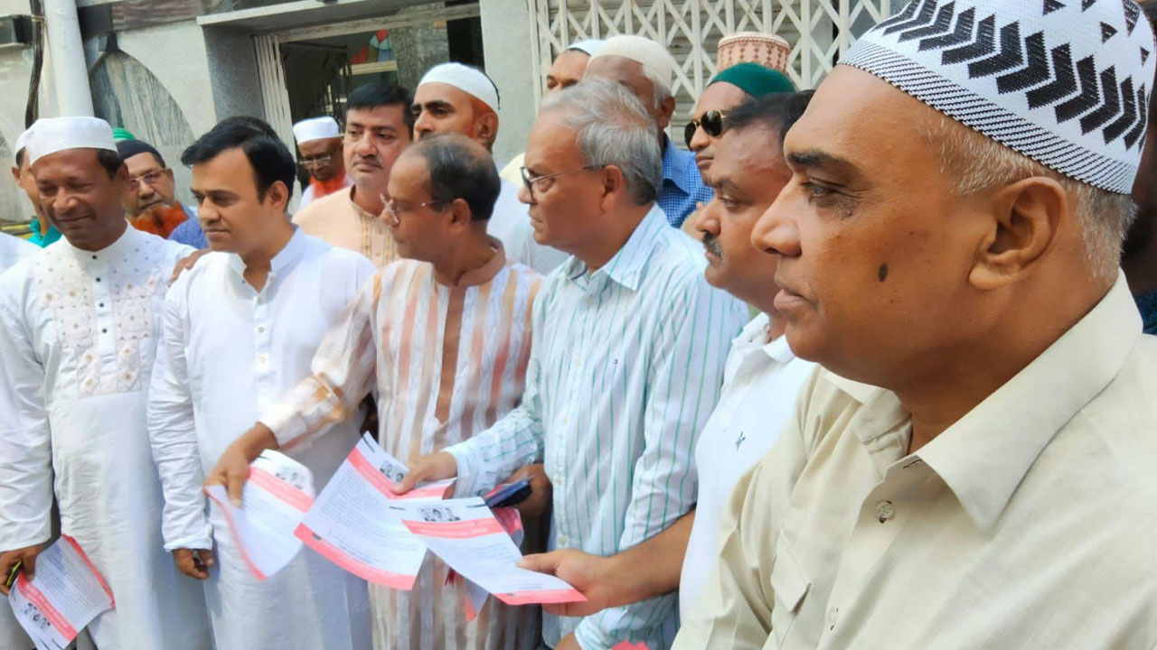 রাজধানীর নয়াপল্টন এলাকায় লিফলেট বিতরণ শেষে বিএনপির সিনিয়র যুগ্ম মহাসচিব অ্যাডভোকেট রুহুল কবির রিজভী। ছবি : কালবেলা