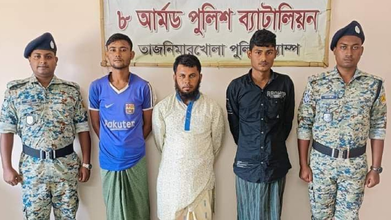 আটকের পর এপিবিএন সদস্যদের মাঝে মানবপাচারকারী চক্রের সদস্যরা। ছবি : কালবেলা