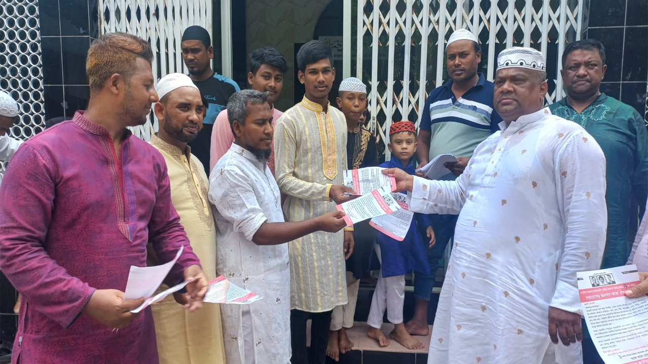 লিফলেট বিতরণ করছেন মীর সরফত আলী সপু। ছবি : কালবেলা