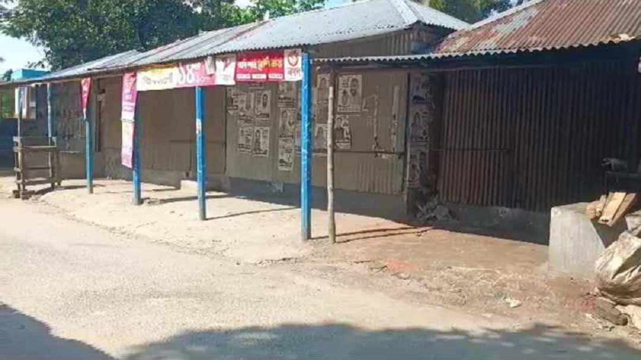 ডিমলা উপজেলার পণ্ডিতপাড়া গ্রাম যেন শ্মশানপল্লি। ছবি : কালবেলা