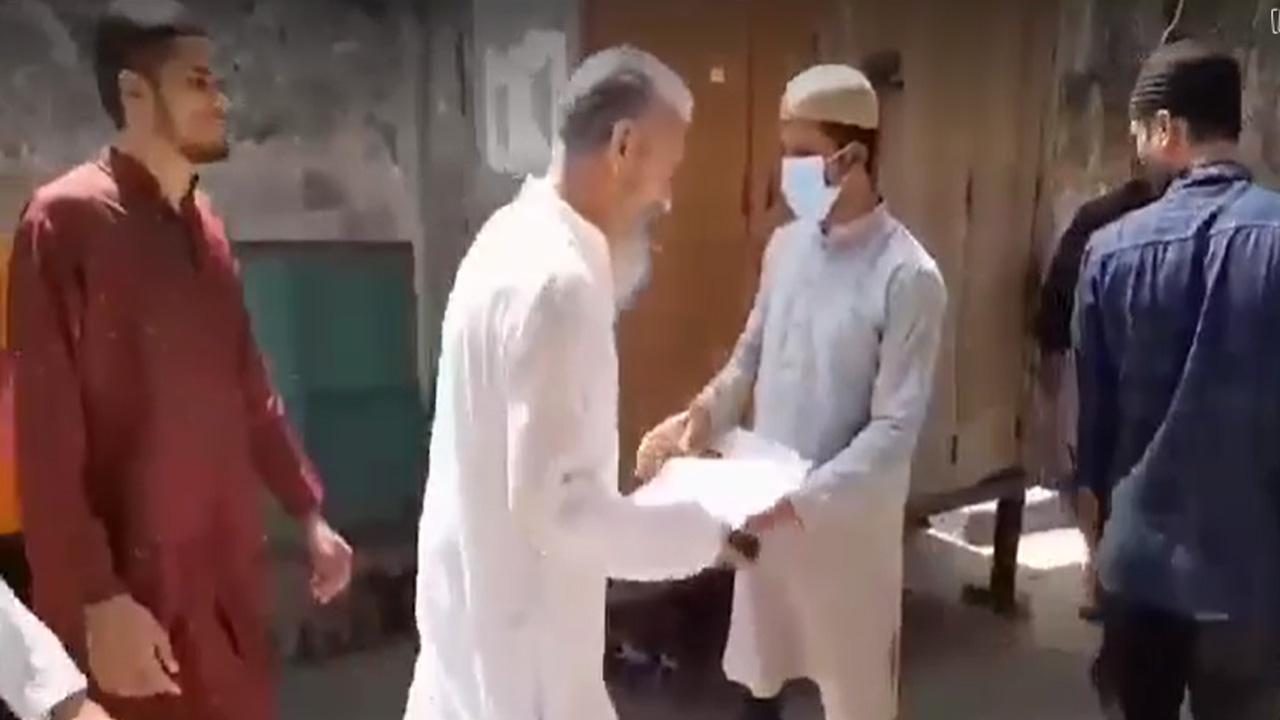 জুমার নামাজ শেষে লিফলেট বিতরণ। ছবি : ভিডিও থেকে