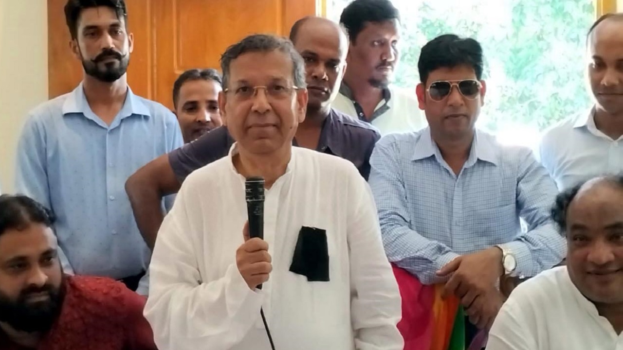 খাড়েরা ইউনিয়ন আওয়ামী লীগ আয়োজিত বিশেষ বর্ধিত সভায় বক্তব্য দিচ্ছেন আইনমন্ত্রী আনিসুল হক। ছবি : কালবেলা