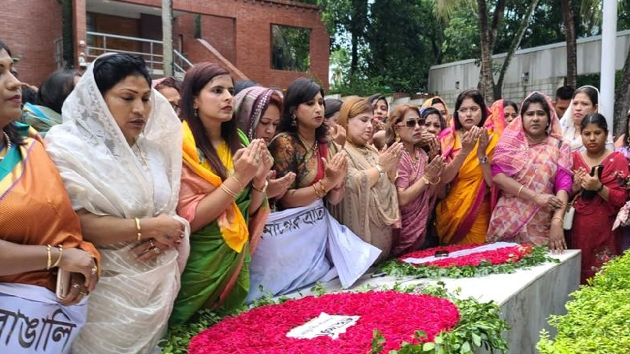 শুক্রবার টুঙ্গিপাড়ায় জাতির পিতা বঙ্গবন্ধু শেখ মুজিবুর রহমানের সমাধিতে যুব মহিলা লীগের শ্রদ্ধা নিবেদন। ছবি : কালবেলা