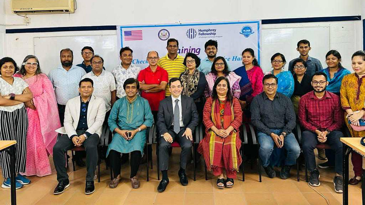 ফ্যাক্ট চেকিং প্রশিক্ষণে ২৫ জন সাংবাদিক ও সামাজিক যোগাযোগমাধ্যমে সক্রিয় ব্যক্তিত্ব অংশগ্রহণ করেন। ছবি: কালবেলা