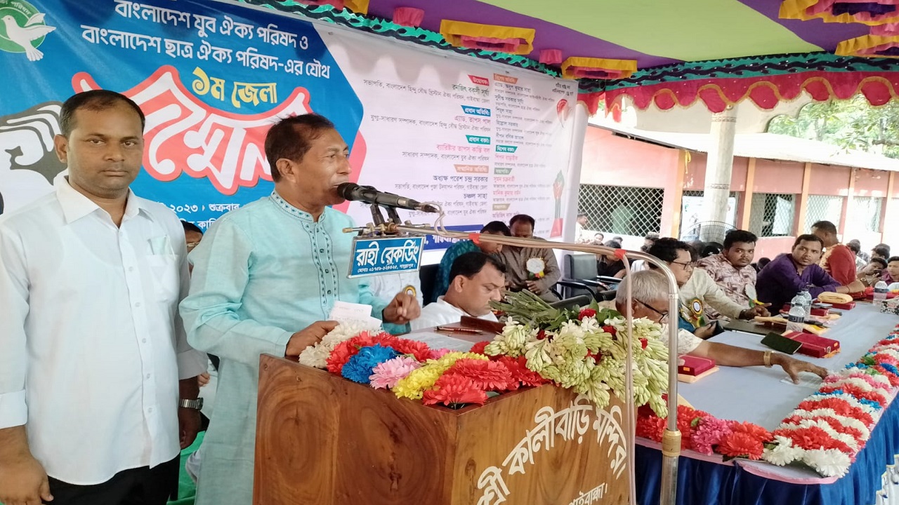 সম্মেলনে বক্তব্য দিচ্ছেন বাংলাদেশ পূজা উদযাপন পরিষদ গাইবান্ধা জেলার সভাপতি অধ্যক্ষ পরেশ চন্দ্র সরকার। ছবি : কালবেলা