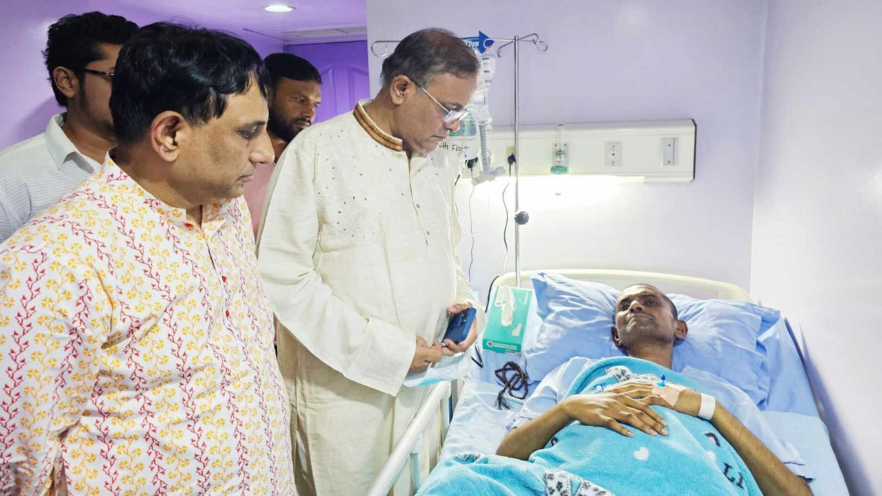 চিকিৎসাধীন আজাদ তালুকদারের পাশে তথ্যমন্ত্রী ড. হাছান মাহমুদ ও দৈনিক কালবেলা সম্পাদক সন্তোষ শর্মা। ছবি : কালবেলা