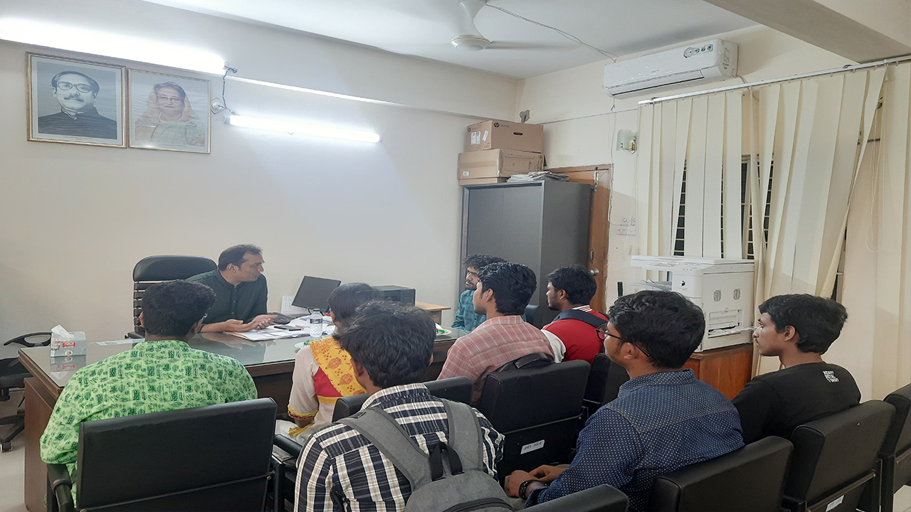 সাইকোলজিস্ট নিয়োগের দাবিতে প্রক্টরের কক্ষে ববির গণতান্ত্রিক ছাত্র কাউন্সিল। ছবি : কালবেলা