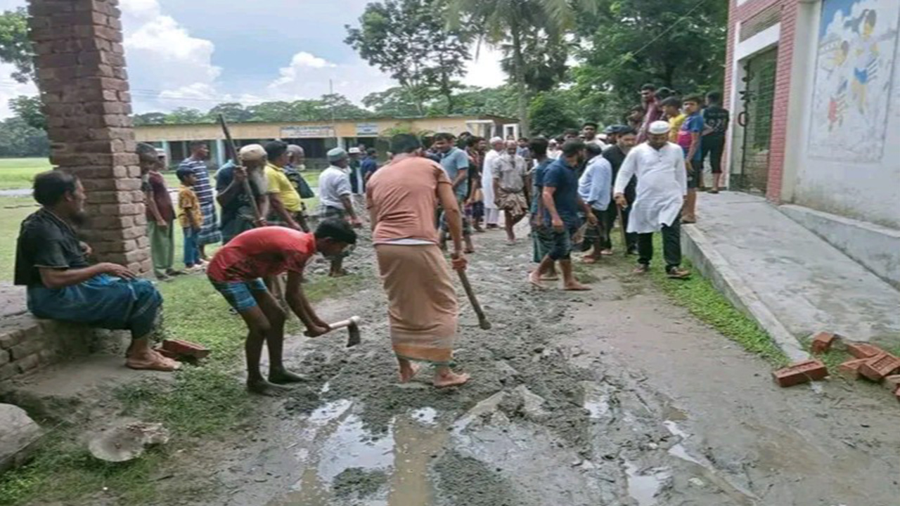 স্বেচ্ছাশ্রমে সড়ক নিমার্ণ করছেন এলাকাবাসী। ছবি : কালবেলা