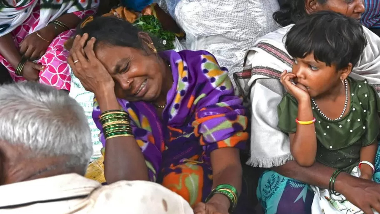 ভূমিধসে নিহতের স্বজনদের আহাজারি। ছবি : সংগৃহীত