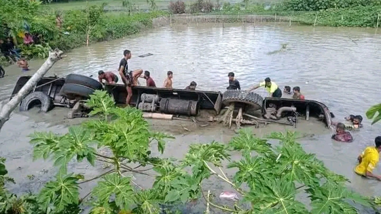 ঝালকাঠিতে নিয়ন্ত্রণ হারিয়ে বাস পুকুরে। ছবি : কালবেলা