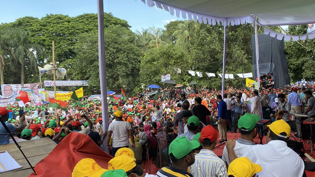 সোহরাওয়ার্দী উদ্যানে বিএনপির তারুণ্যের সমাবেশের মঞ্চ ভেঙে পড়ে। ছবি : কালবেলা