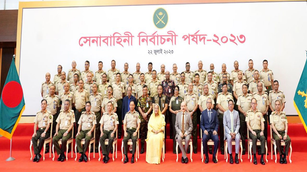 প্রধানমন্ত্রী শেখ হাসিনা শনিবার ঢাকা সেনানিবাসস্থ সেনাকুঞ্জে অনুষ্ঠিত ‘সেনাসদর নির্বাচনী পর্ষদ-২০২৩’ এ অংশগ্রহণকারী কর্মকর্তাদের সঙ্গে ফটোসেশনে অংশগ্রহণ করেন। ছবি : আইএসপিআর
