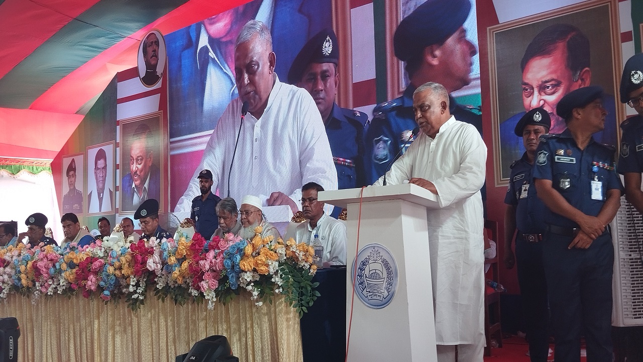 নটাখোলা নবনির্মিত তদন্ত কেন্দ্র উদ্বোধনকালে বক্তব্য দিচ্ছেন স্বরাষ্ট্রমন্ত্রী আসাদুজ্জামান খান কামাল। ছবি : কালবেলা