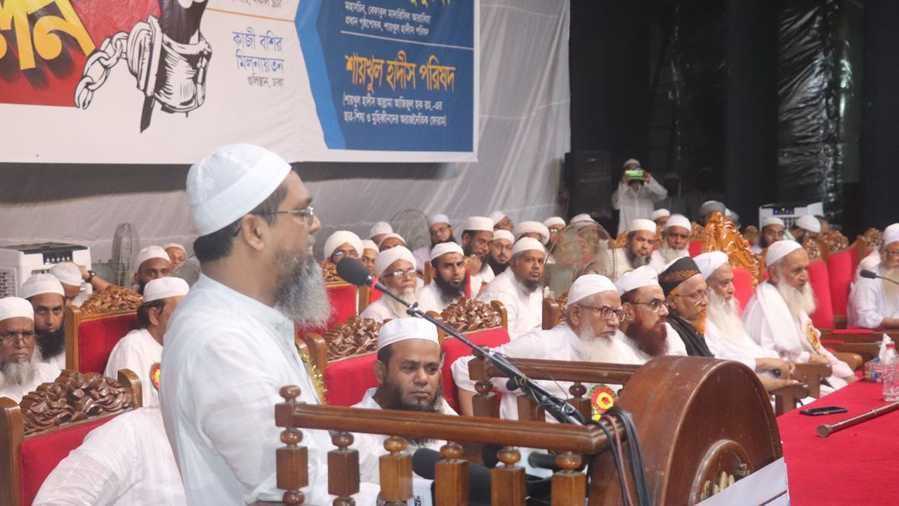 গুলিস্তানে জাতীয় ওলামা মাশায়েখ সম্মেলনে হেফাজতের ইসলাম বাংলাদেশের আমির মুহিব্বুল্লাহ বাবুনগরী। ছবি : কালবেলা