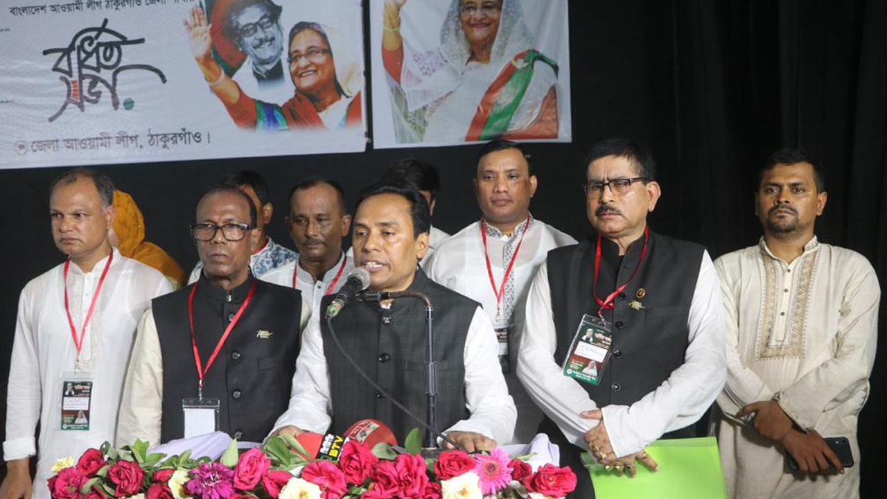 ঠাকুরগাঁও জেলা শিল্পকলা একাডেমি হলরুমে আওয়ামী লীগের সাংগঠনিক সম্পাদক সুজিত রায় নন্দী। ছবি : কালবেলা