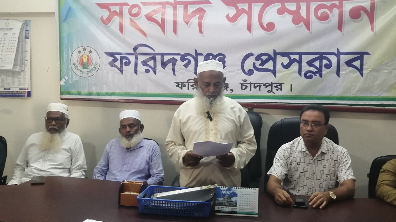 ছেলেকে ত্যাজ্যপুত্র ঘোষণা করে বক্তব্য দিচ্ছেন ফরিদগঞ্জ উপজেলা মুক্তিযোদ্ধা সংসদ কমান্ডার মো. শহিদ উল্লা তপাদার। ছবি : কালবেলা
