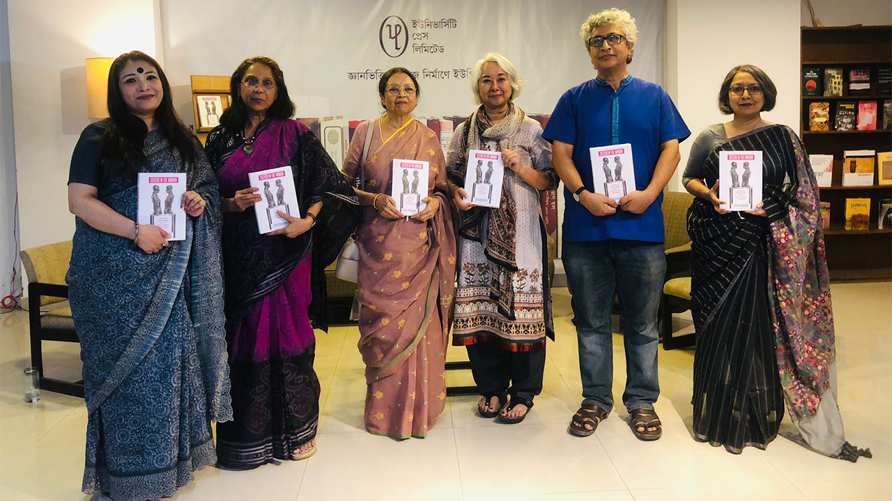 ইলোরা শেহাবুদ্দীন রচিত ‘সিস্টার ইন দ্য মিরোর: অ্যা হিস্ট্রি অব মুসলিম উইমেন অ্যান্ড দ্য গ্লোবাল পলিটিকস অব ফেমিনিজম’ বইয়ের প্রকাশনা উৎসবে আলোকচকরা। ছবি: কালবেলা