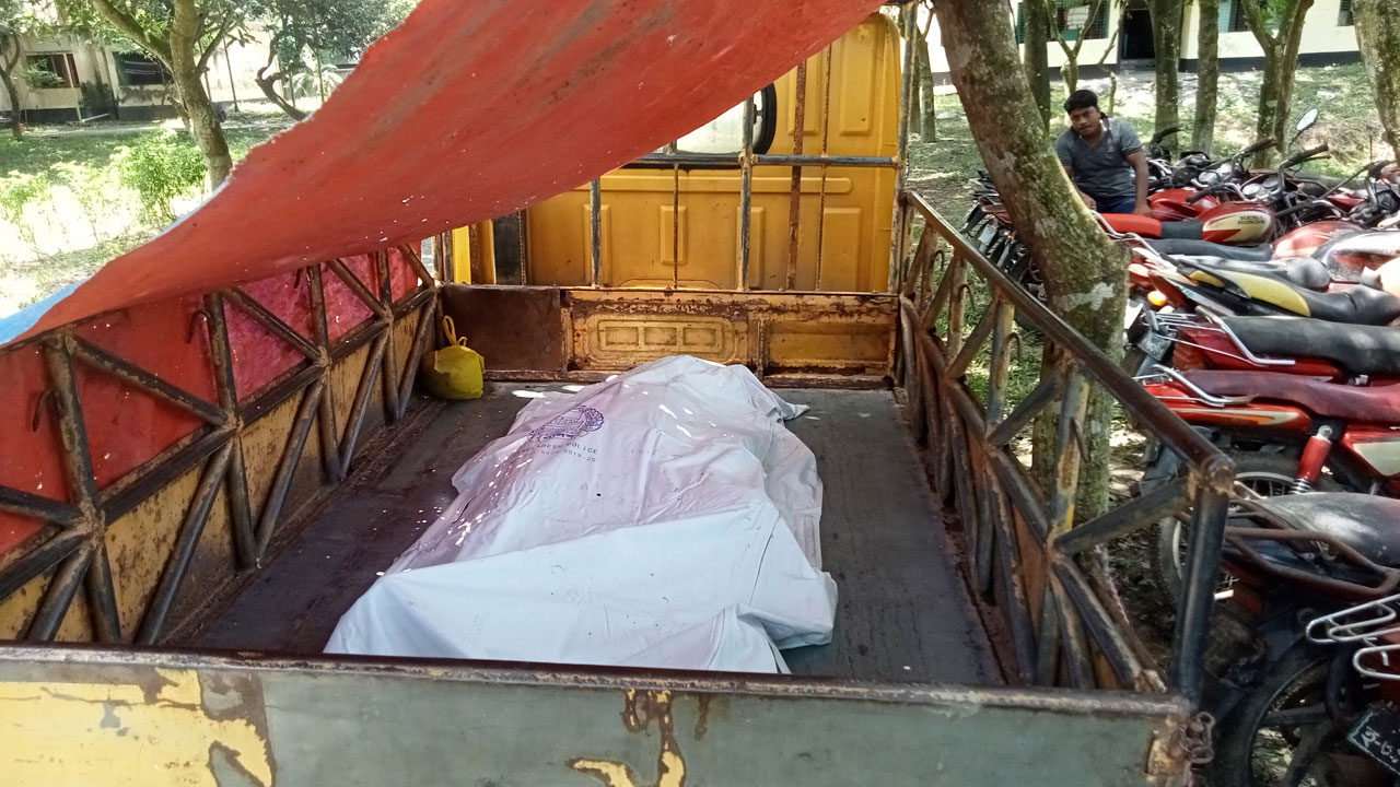 সাবেক ইউপি সদস্য জহুরুল ইসলামের মরদেহ পিকআপভ্যানে রাখা হয়েছে। ছবি : কালবেলা