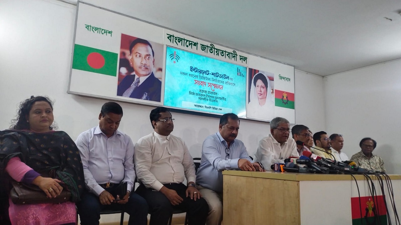 ইন্টারনেট-শাটডাউনসহ সকল ধরনের ডিজিটাল-নির্যাতনের প্রতিবাদে বিএনপির মিডিয়া সেল কর্তৃক আয়োজিত সংবাদ সম্মেলনে কথা বলছেন বিএনপির মহাসচিব মির্জা ফখরুল ইসলাম আলমগীর। ছবি : কালবেলা