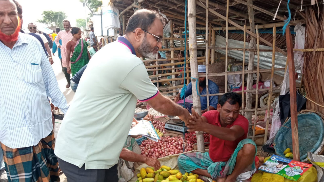 প্রধানমন্ত্রী শেখ হাসিনার উন্নয়নচিত্র তুলে ধরে গণসংযোগ করছেন ইঞ্জিনিয়ার মাহবুবুল আলম। ছবি : কালবেলা