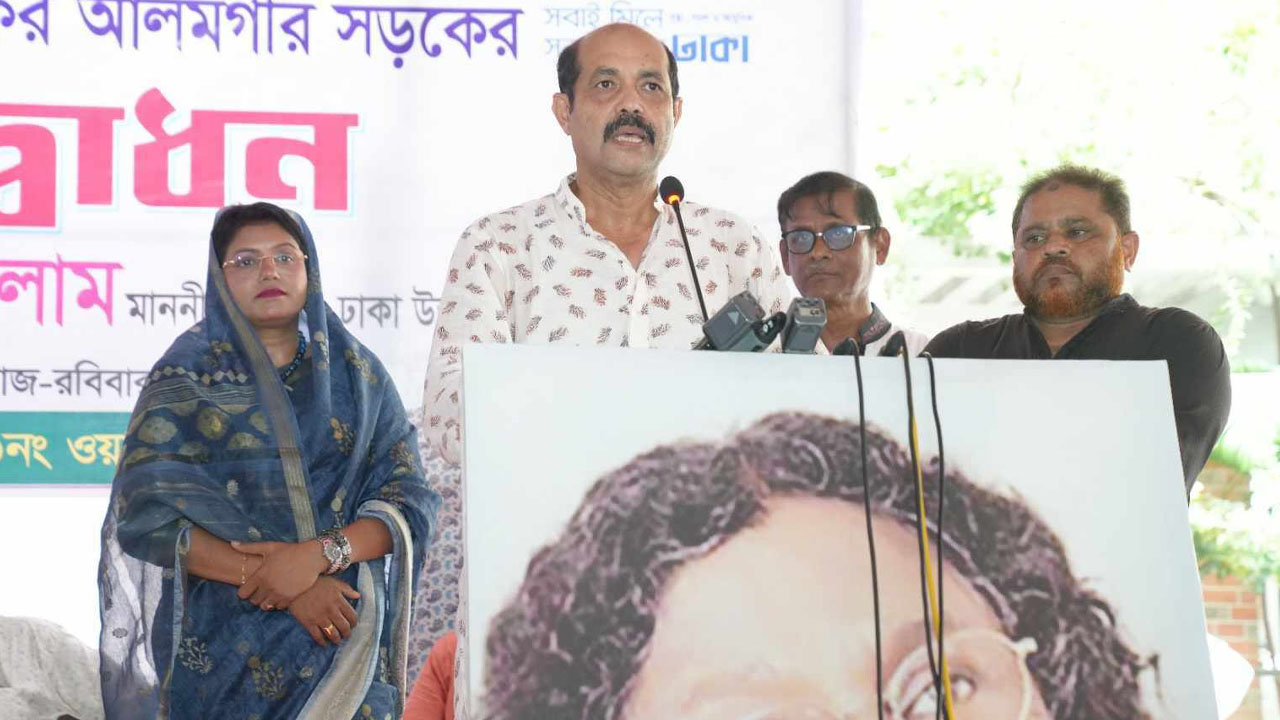 সড়কের উদ্বোধনকালে ঢাকা উত্তর সিটি করপোরেশনের মেয়র মো. আতিকুল ইসলাম। ছবি : কালবেলা