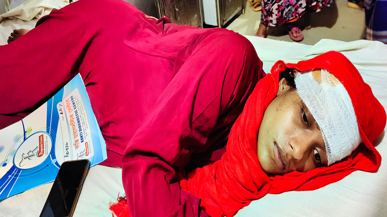 হাসপাতালে ভর্তি আহত এক মহিলা। ছবি : কালবেলা
