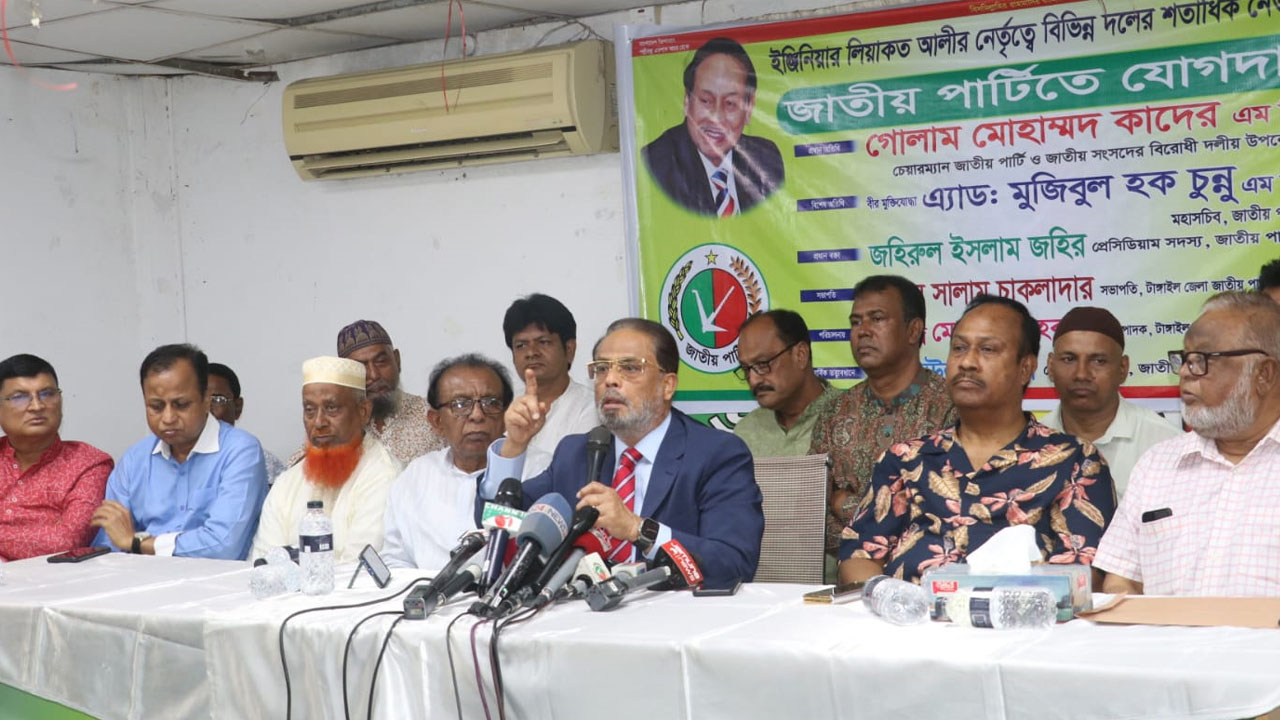 বনানী কার্যালয়ে আয়োজিত এক যোগদান অনুষ্ঠানে জাতীয় পার্টি চেয়ারম্যান গোলাম মোহাম্মদ কাদের। ছবি : কালবেলা