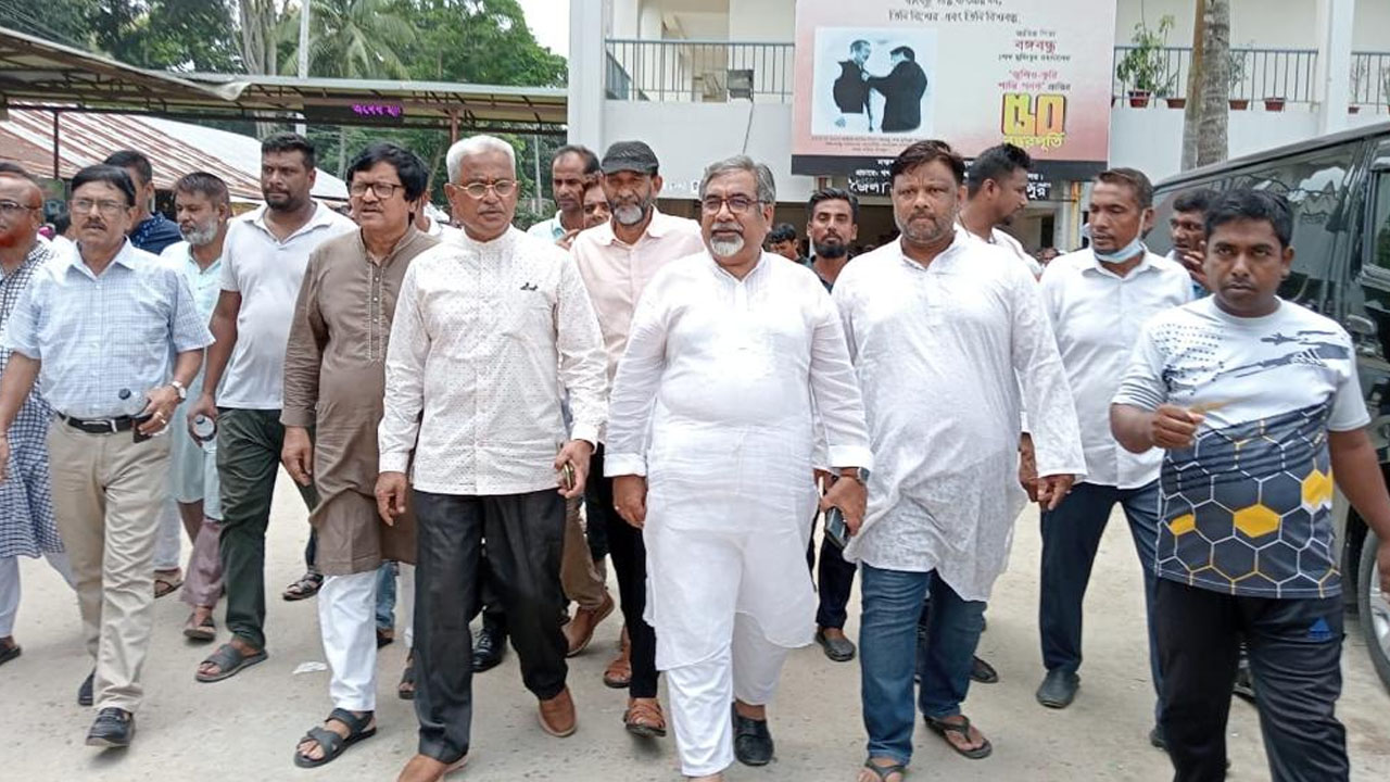 জামালপুর জেলা দায়রা জজ আদালতে হাজিরা শেষে নেতাকর্মীদের সঙ্গে সৈয়দ মোয়াজ্জেম হোসেন আলাল। ছবি : কালবেলা