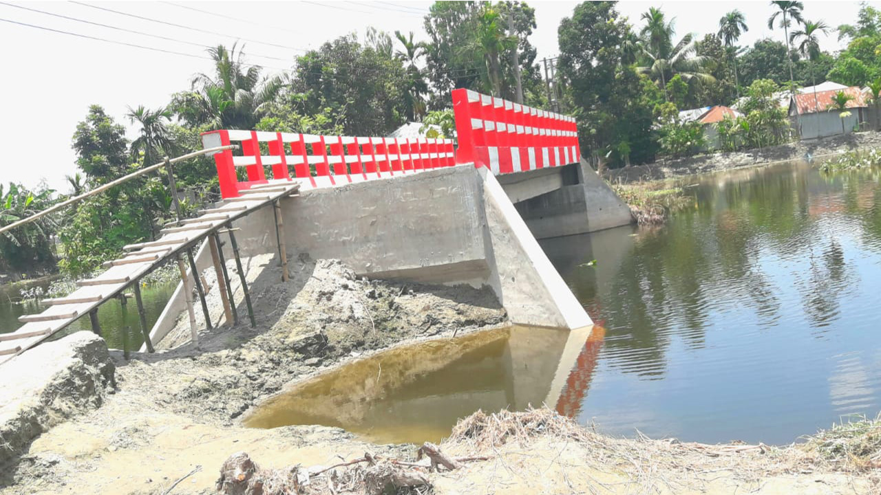 বৈরাতী খালের ওপর ৩ কোটি টাকা ব্যয়ে নির্মিত সেতু। ছবি : কালবেলা