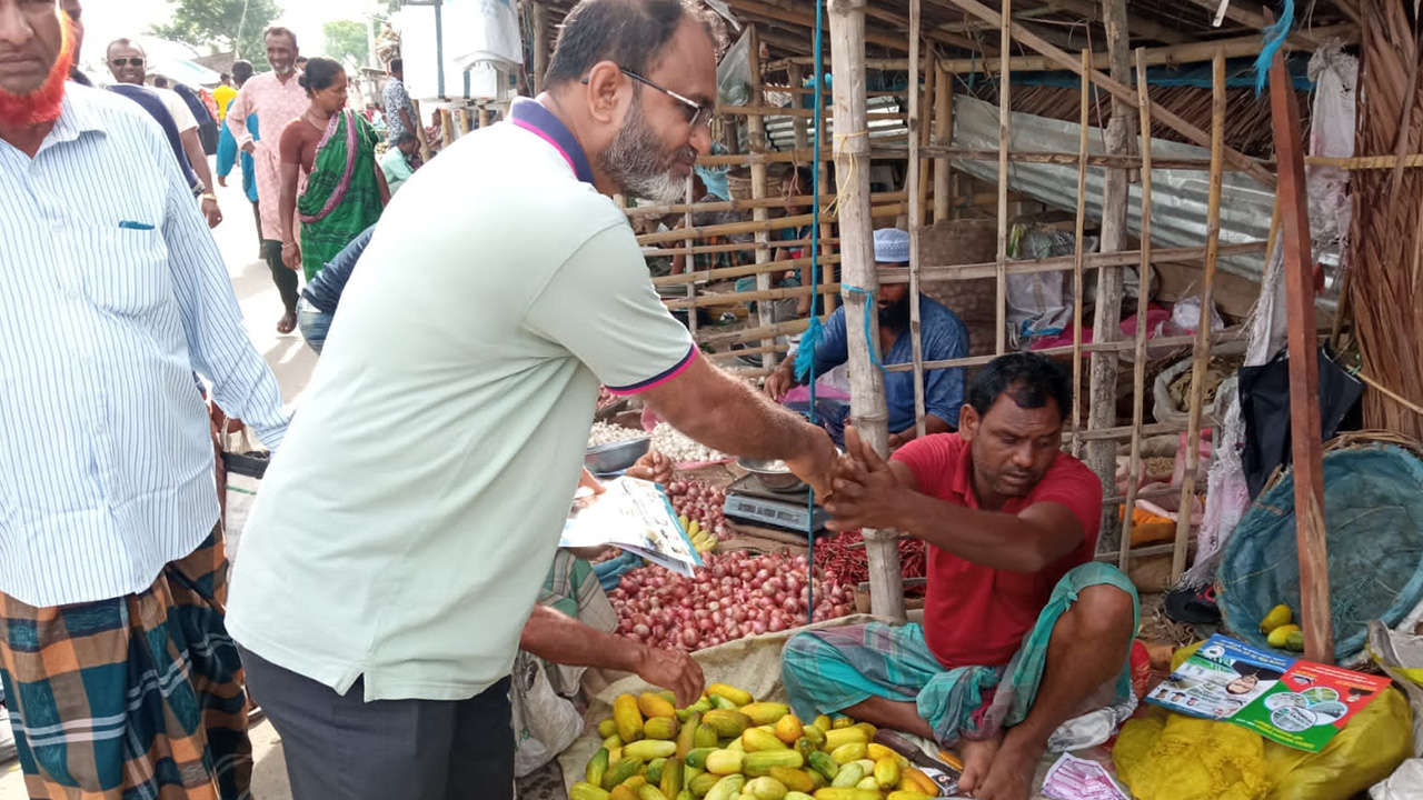 গণসংযোগকালে ইঞ্জিনিয়ার জি এম মাহবুবুল আলম। ছবি : কালবেলা
