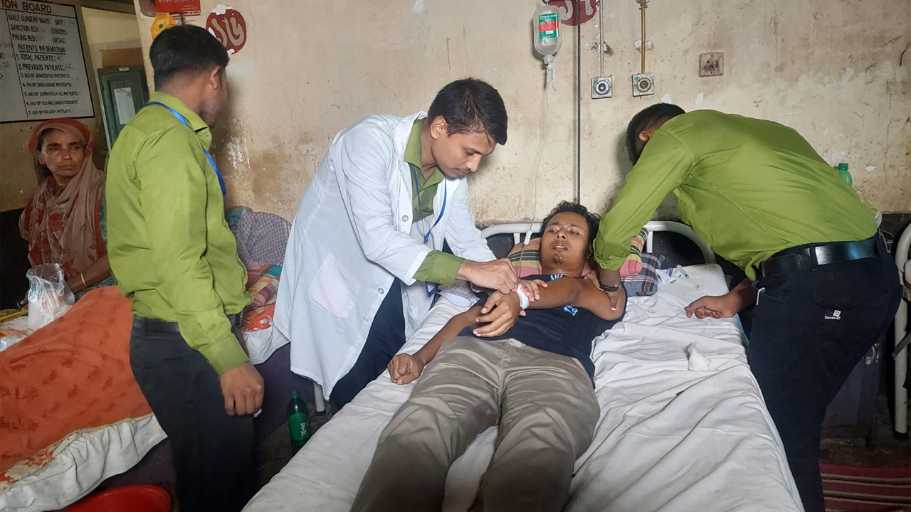 হাসপাতালে চিকিৎসা নিচ্ছেন সাংবাদিক আব্দুল্লাহ আল মামুন। ছবি : কালবেলা