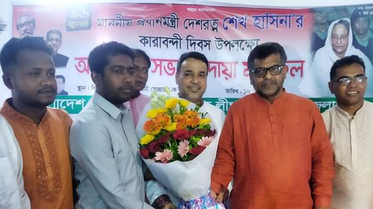 ঝিনাইদহ জেলা আওয়ামী লীগের নবনির্বাচিত সহসভাপতি নজরুল ইসলাম দুলালকে ফুল দিয়ে বরণ করেন শৈলকুপাবাসী। ছবি : কালবেলা