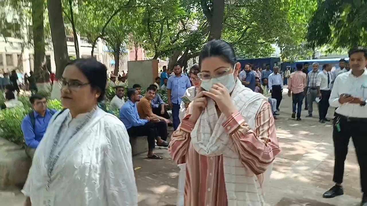 নাসির-অমিসহ তিনজনের বিরুদ্ধে সাক্ষ্য দিতে আদালত প্রাঙ্গণে পরীমনি। ছবি: কালবেলা