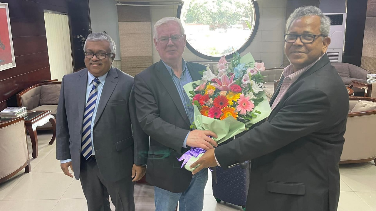 ইউরোপীয় ইউনিয়নের (ইইউ) মানবাধিকার বিষয়ক বিশেষ প্রতিনিধি ইমন গিলমোরকে ফুল দিয়ে অভ্যর্থনা জানাচ্ছেন ভারপ্রাপ্ত পররাষ্ট্র সচিব রিয়ার অ্যাডমিরাল খুরশেদ আলম। ছবি: সংগৃহীত
