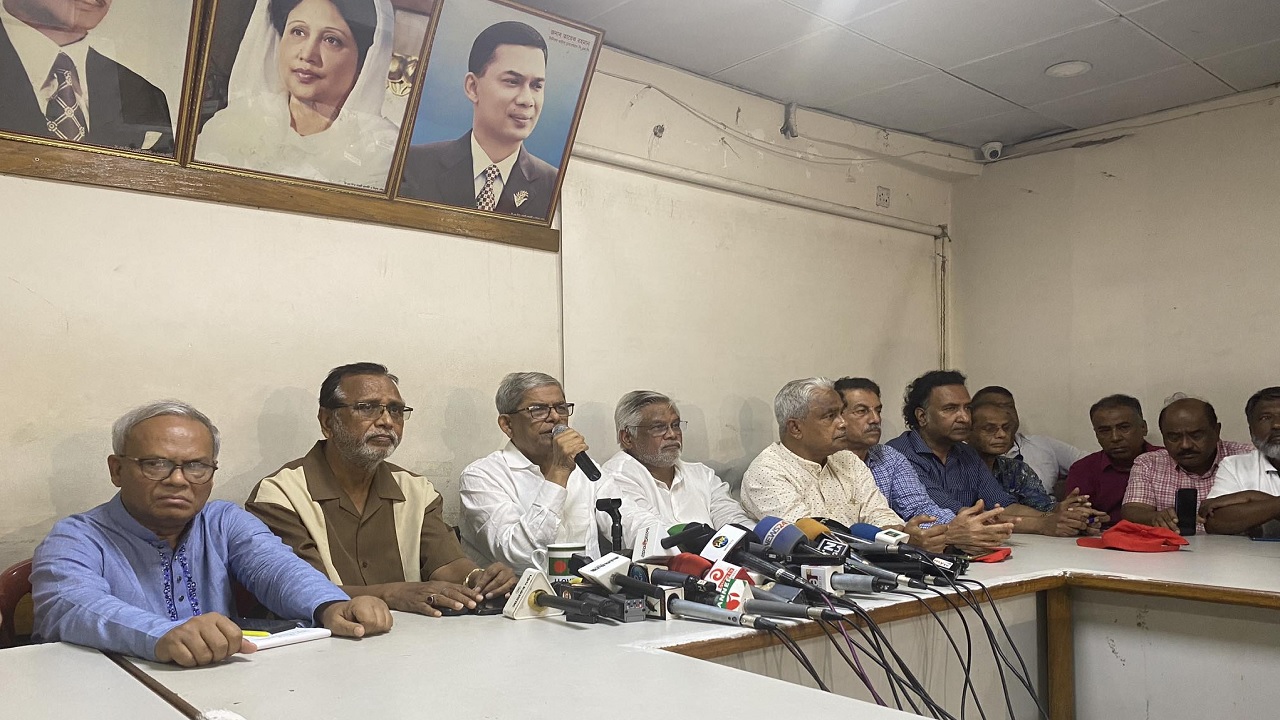 সোমবার দুপুরে রাজধানীর নয়াপল্টনে বিএনপির কেন্দ্রীয় কার্যালয়ে সংবাদ সম্মেলনে কথা বলছেন মির্জা ফখরুল ইসলাম আলমগীর। ছবি : কালবেলা