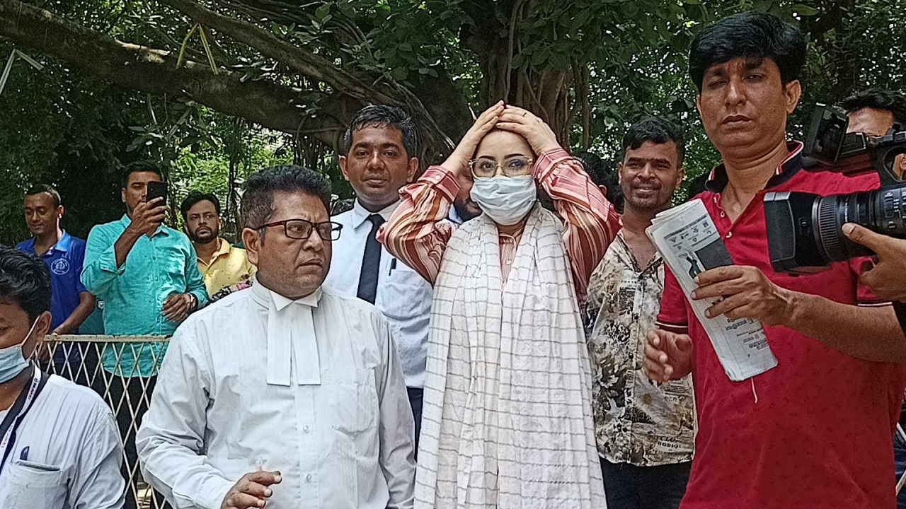 নাসির-অমিসহ তিনজনের বিরুদ্ধে সাক্ষ্য দিতে আদালত প্রাঙ্গণে পরীমনি। ছবি: কালবেলা