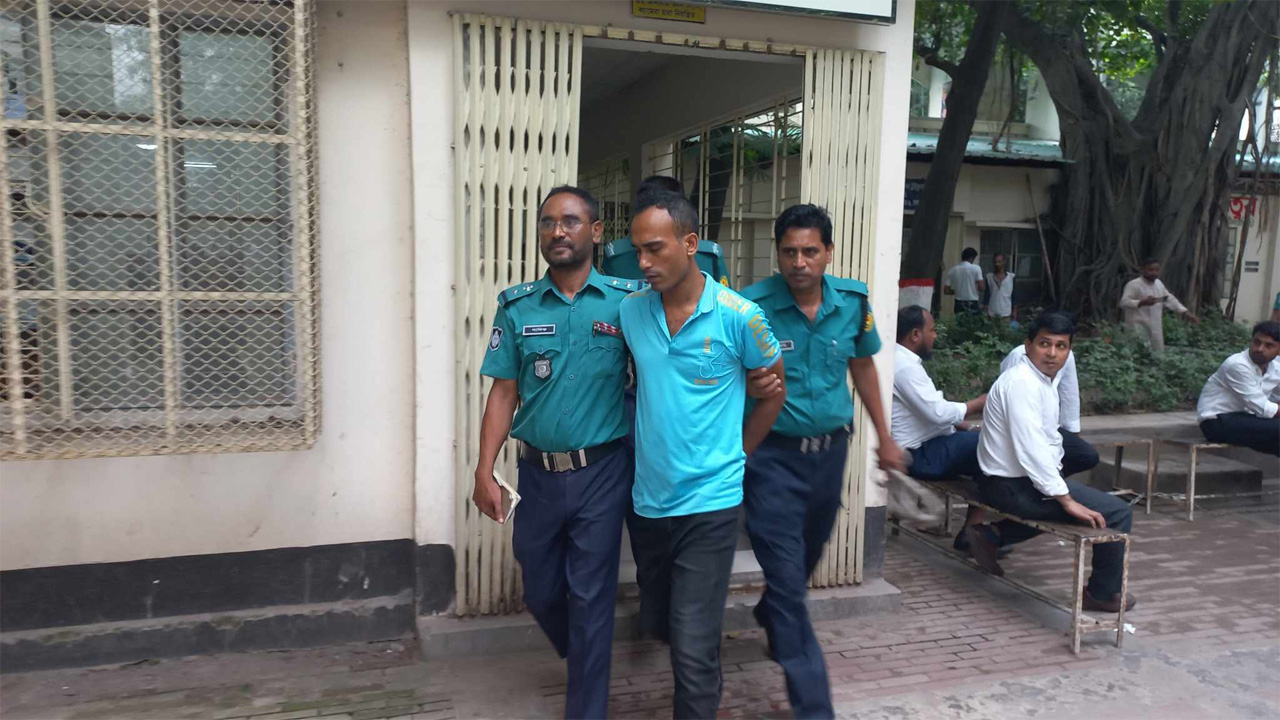 আসামি হৃদয়কে কারাগারে নিয়ে যাওয়া হচ্ছে। ছবি : কালবেলা