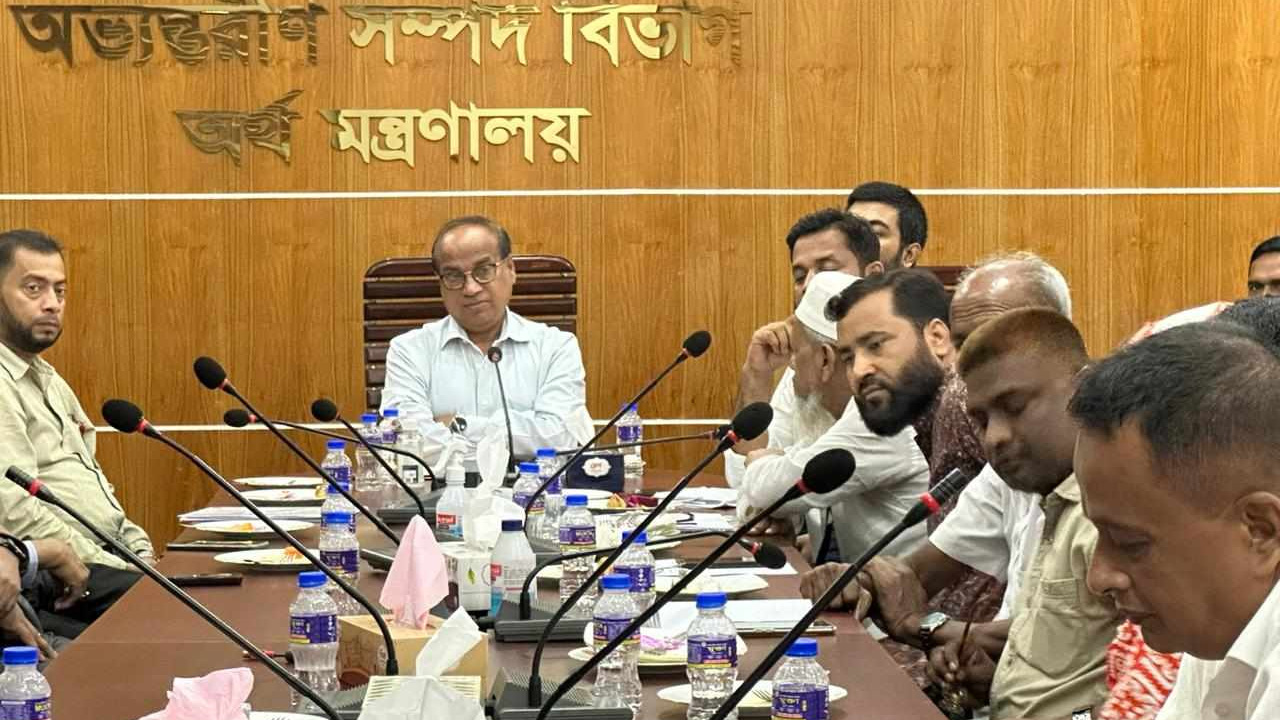 শোক দিবস উপলক্ষে সচিবালয়ে প্রস্তুতি সভা করছেন বাংলাদেশ সচিবালয় কর্মকর্তা ও কর্মচারী ঐক্য পরিষদ। ছবি: কালবেলা