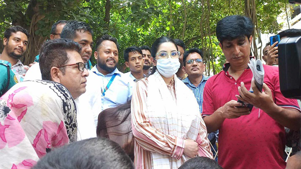 আদালতে চিত্রনায়িকা পরীমণি। ছবি: সংগৃহীত