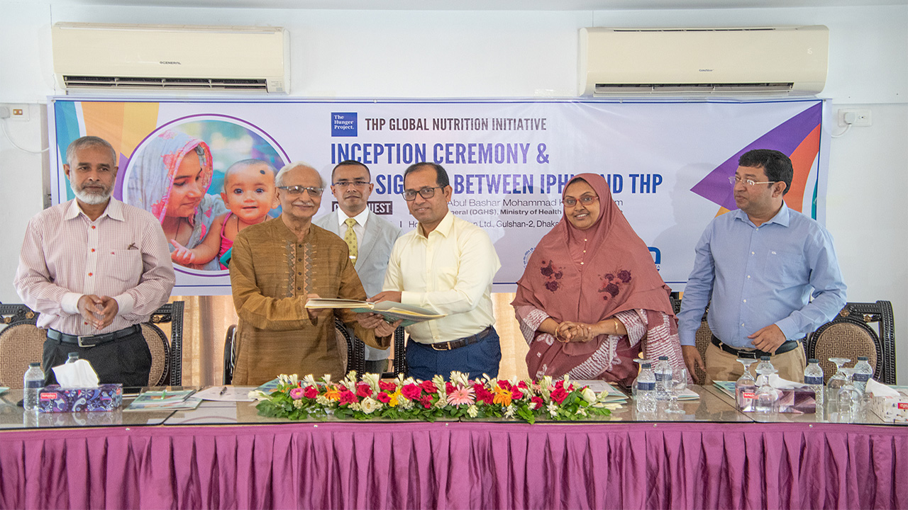 স্বাস্থ্য অধিদপ্তর ও দি হাঙ্গার প্রজেক্টের মধ্যে সমঝোতা স্মারক স্বাক্ষর বিনিময় হচ্ছে। ছবি: কালবেলা