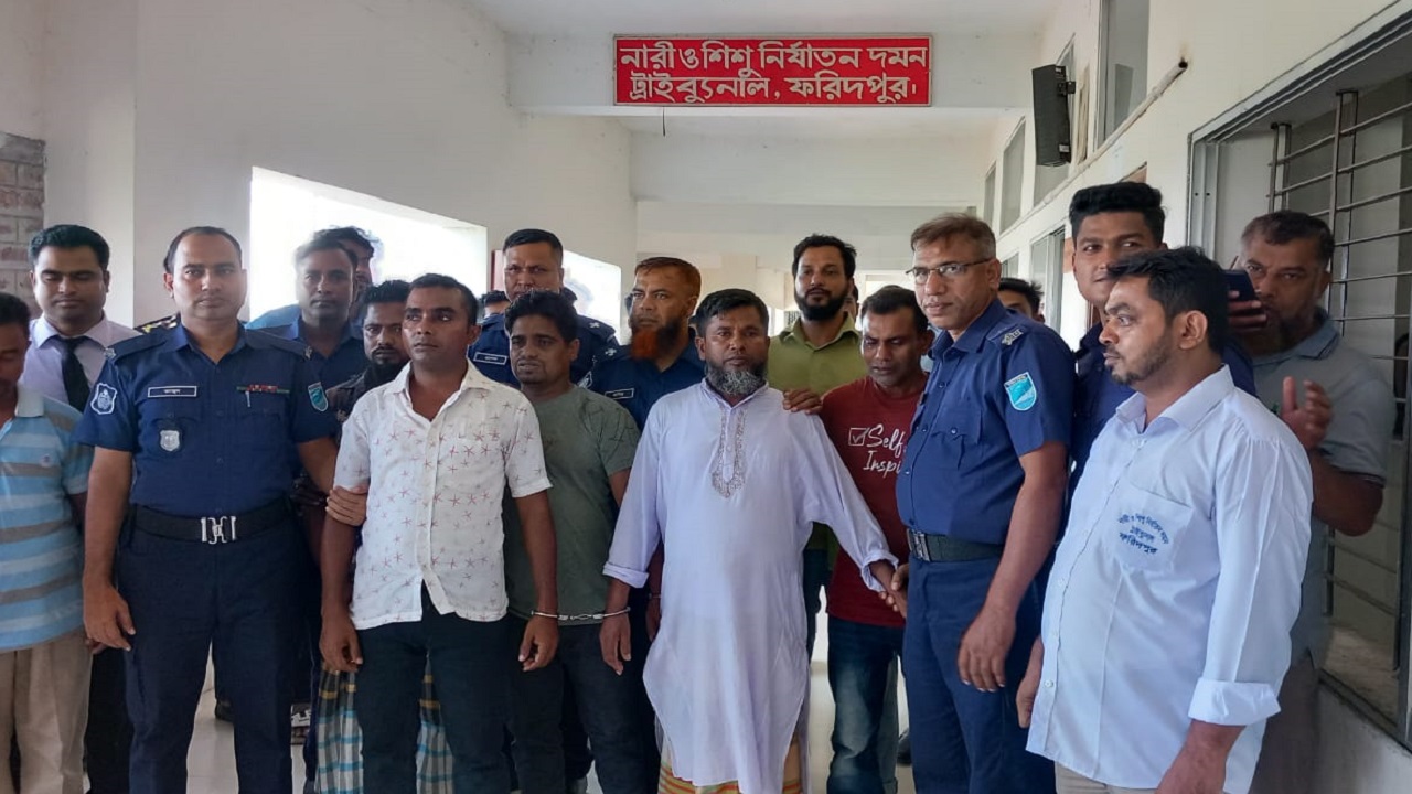 আদালত চত্বরে গণধর্ষণ ও হত্যা মামলায় ফাঁসির আদেশ পাওয়া আসামিরা। ছবি : কালবেলা