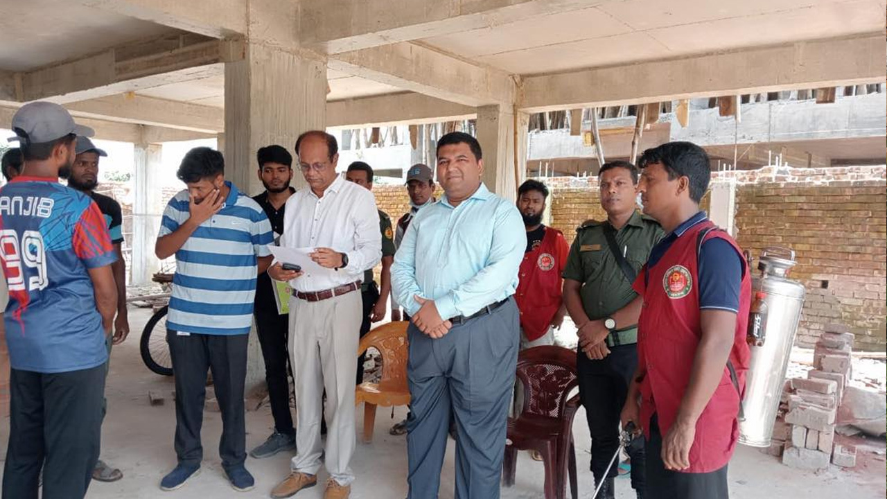 মশক নিধনে ভ্রাম্যমান আদালতের অভিযান। ছবি : সৌজন্য