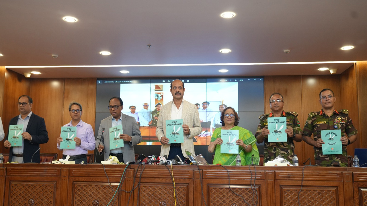 সোমবার ডিএনসিসির নগর ভবনে ‘মশার কামড় ক্ষতিকর’ শীর্ষক কার্টুন ছবি সমৃদ্ধ বইয়ের মোড়ক উন্মোচন অনুষ্ঠান। ছবি : কালবেলা