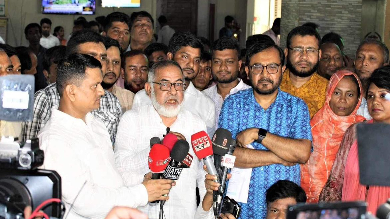 এবি পার্টি নির্বাচন কমিশনে স্মারকলিপি প্রদান শেষে সাংবাদিকদের সঙ্গে কথা বলছেন দলটির নেতাকর্মীরা। ছবি : কালবেলা