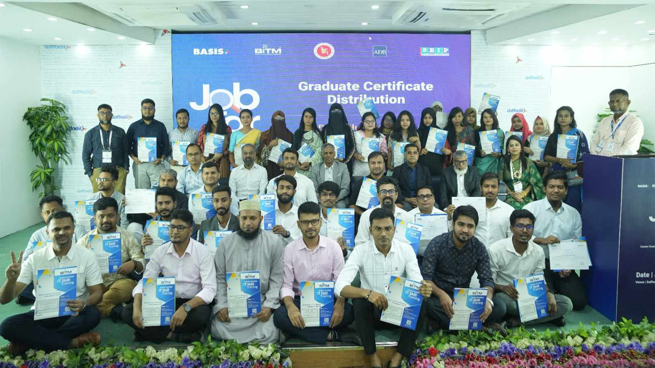 দিনব্যাপী তথ্যপ্রযুক্তি খাতে জব ফেয়ারে চাকরিপ্রত্যাশীরা। ছবি : কালবেলা