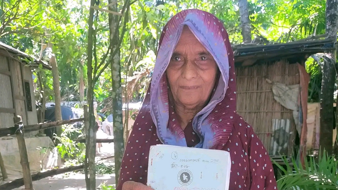 ভাতার কার্ড বন্ধ করতে মৃত দেখানো হালিমা বেগম। ছবি : কালবেলা