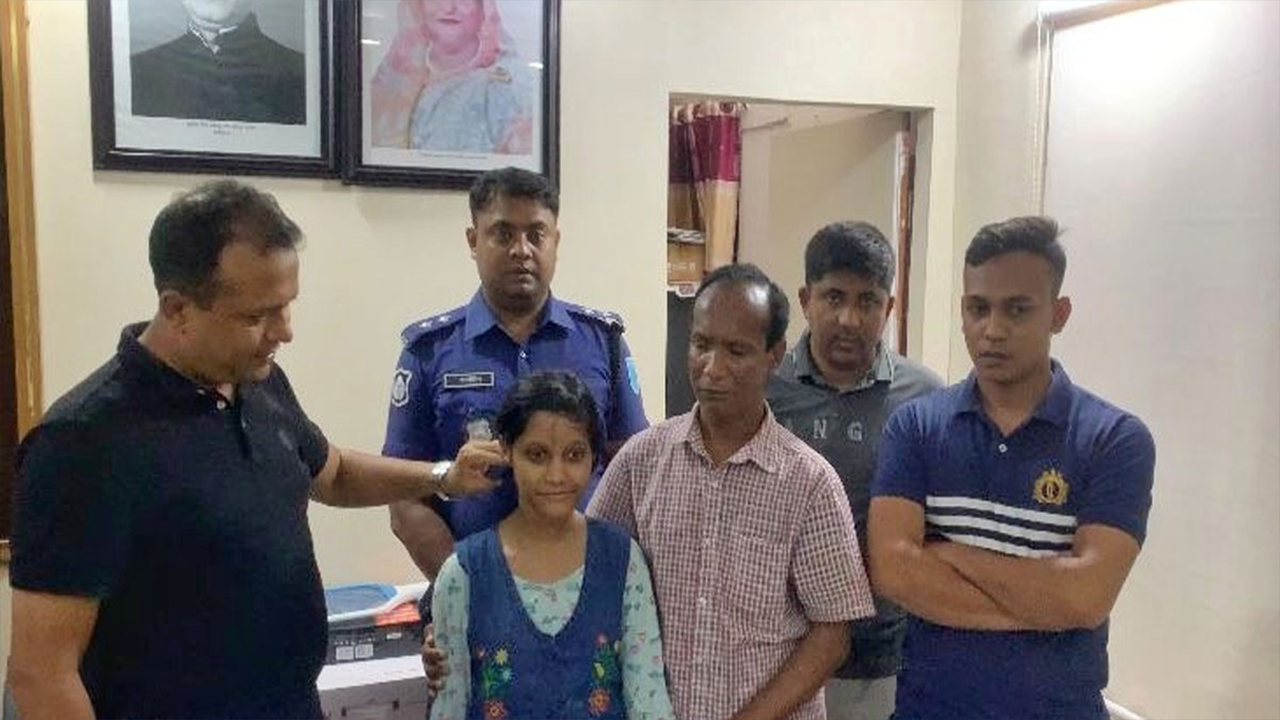 নিখোঁজ শিশুকে পরিবারের কাছে হস্তান্তর। ছবি : সংগৃহীত