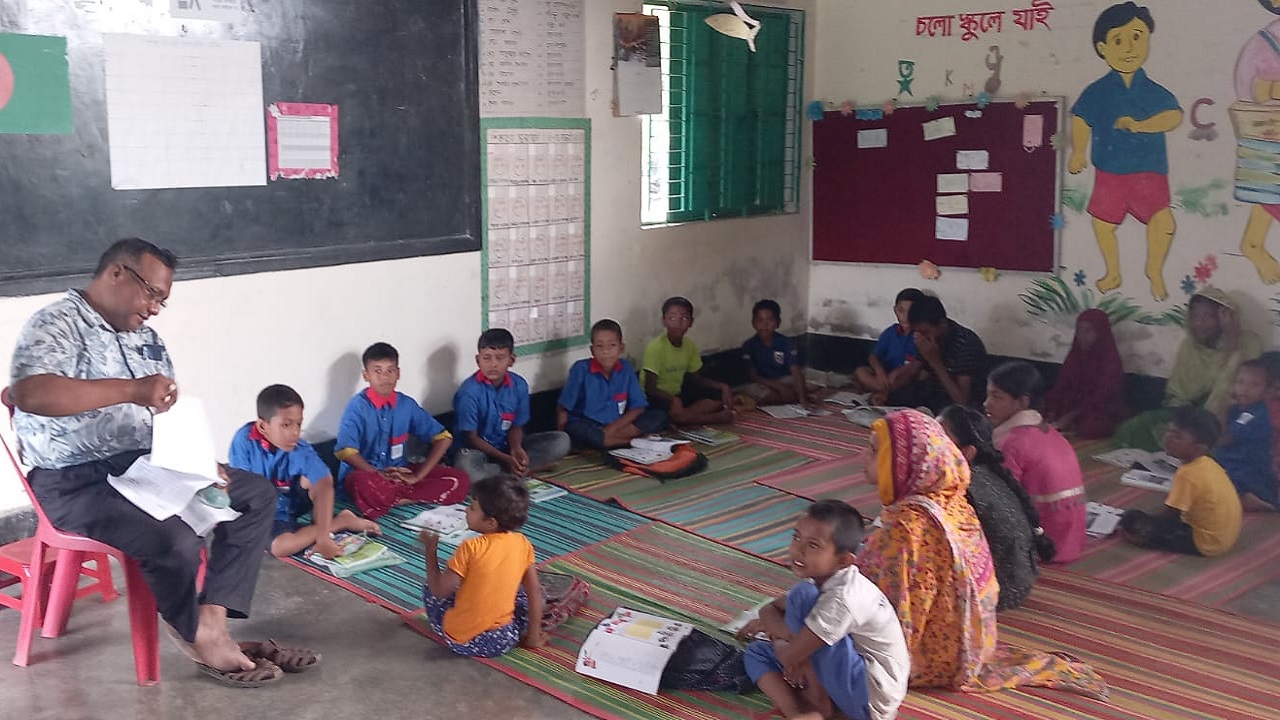 মোংলার একটি শিখন কেন্দ্রে ক্লাস করছেন সুবিধাবঞ্চিত শিশুরা। ছবি : কালবেলা
